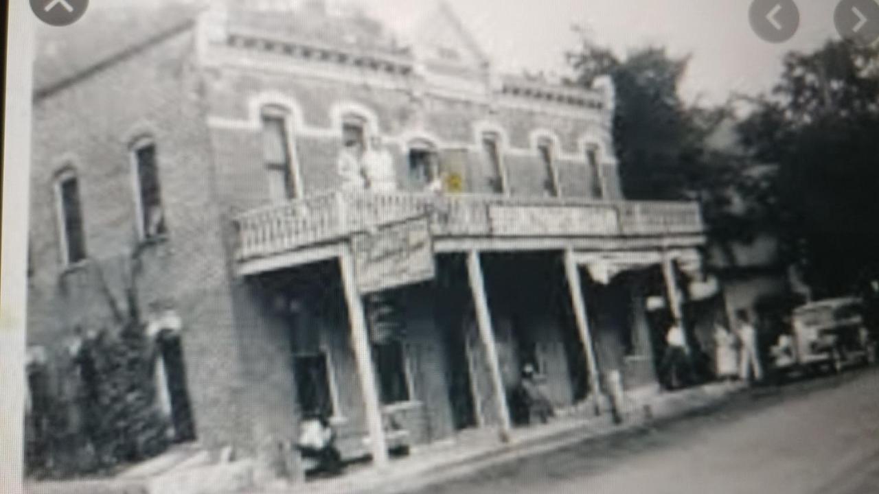The Burlington Hotel & Bar - Alma Wi Bagian luar foto