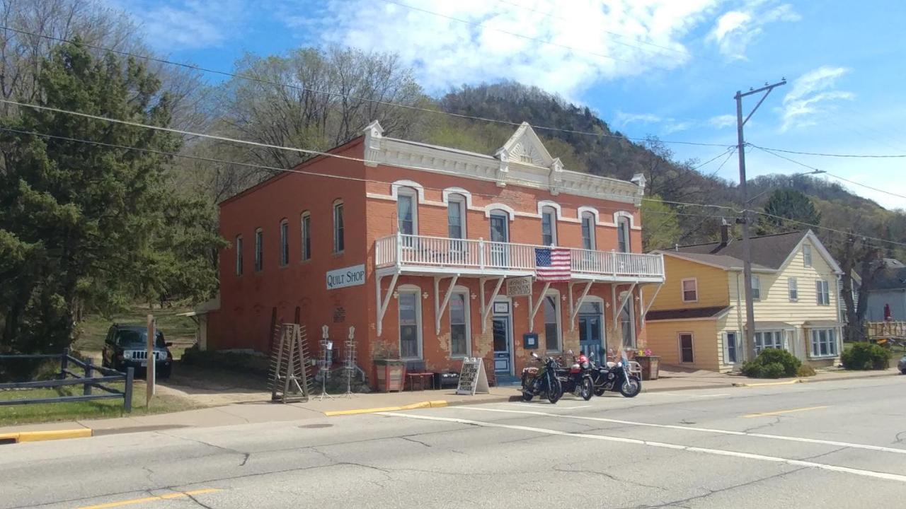The Burlington Hotel & Bar - Alma Wi Bagian luar foto