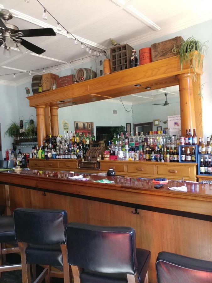 The Burlington Hotel & Bar - Alma Wi Bagian luar foto