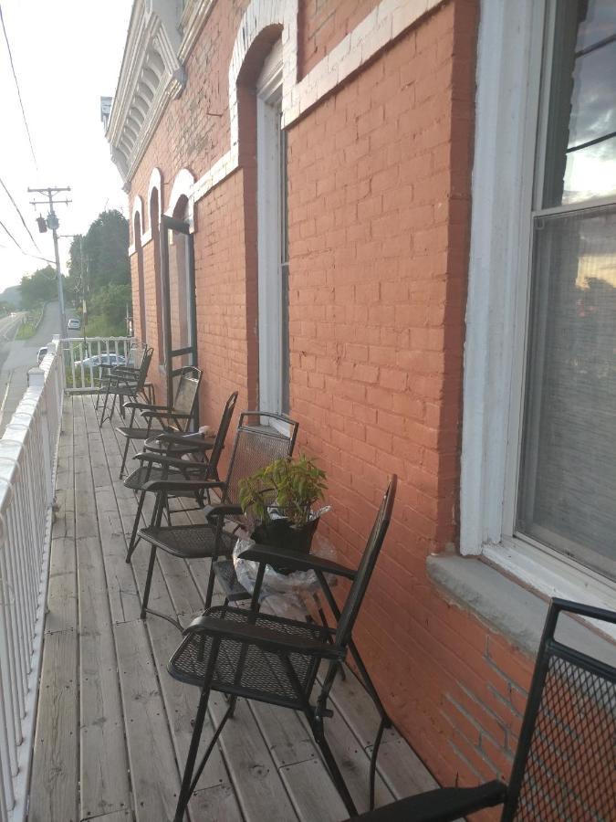 The Burlington Hotel & Bar - Alma Wi Bagian luar foto
